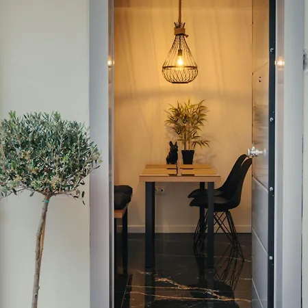 Apartment Mantisses 4